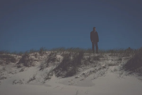 Человек ходит по дюнам у моря - ретро, винтаж — стоковое фото
