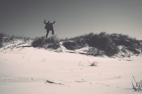 Omul mergând în dune lângă mare - retro, vintage — Fotografie, imagine de stoc