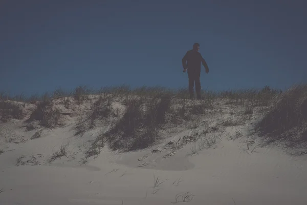 Homem andando nas dunas junto ao mar - retro, vintage — Fotografia de Stock