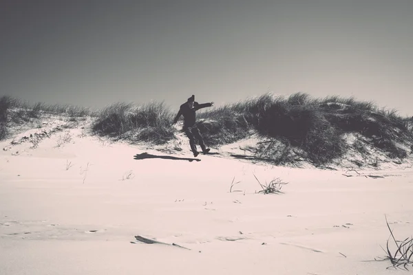 Homem andando nas dunas junto ao mar - retro, vintage — Fotografia de Stock