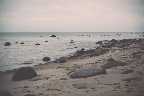 Skalista plaża morze Bałtyckie - retro, vintage — Zdjęcie stockowe