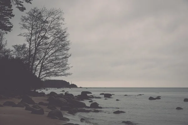 Plage de rochers en mer baltique - rétro, vintage — Photo