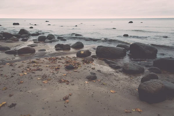 Spiaggia rocciosa nel mare baltico - retrò, vintage — Foto Stock