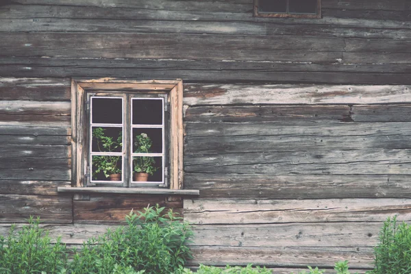 Gamla trähus hus med fönster - retro, vintage — Stockfoto