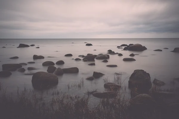 Plage de rochers en mer baltique - rétro, vintage — Photo