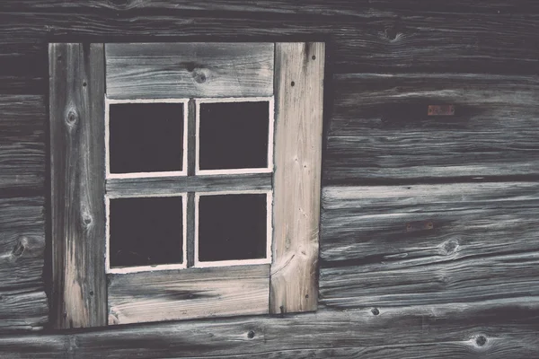 오래 된 나무 집 창-레트로, 빈티지 — 스톡 사진