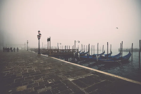 Vista a la calle brumosa en Venecia con góndolas - retro, vintage —  Fotos de Stock