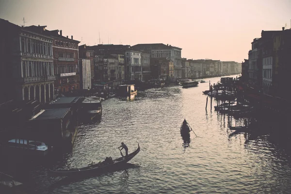 Vista al canal en italia - retro, vintage — Foto de Stock