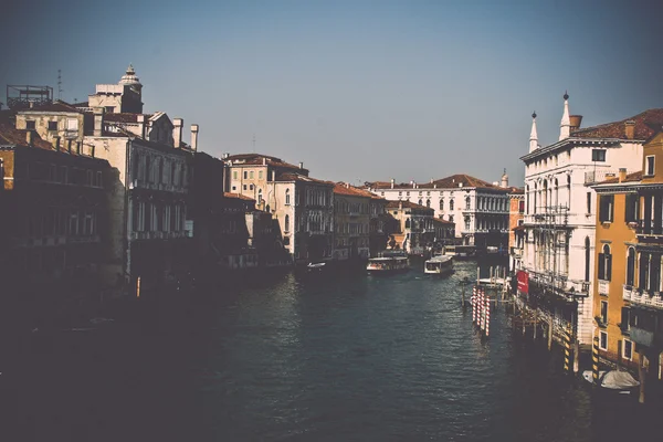 Vista al canal en italia - retro, vintage — Foto de Stock