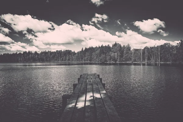 Göl ile tahta - yansımalar retro, vintage — Stok fotoğraf
