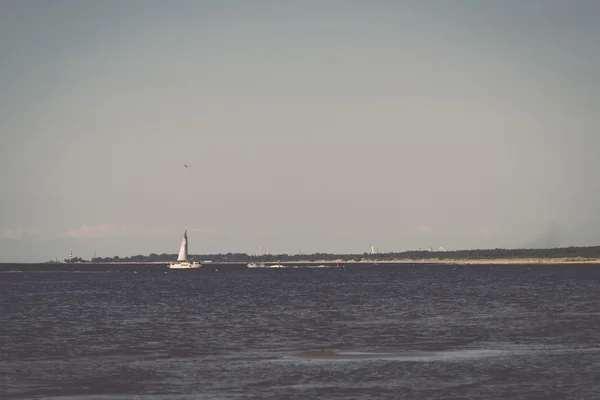 小さな白い船海 - レトロ、ヴィンテージ — ストック写真