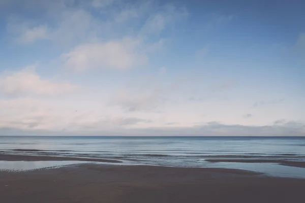 Пустой пляж и волны в море - ретро, винтаж — стоковое фото