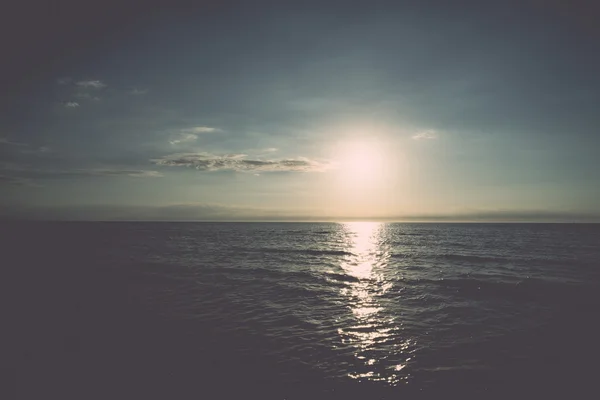 Odraz slunce v moři - retro a vintage — Stock fotografie