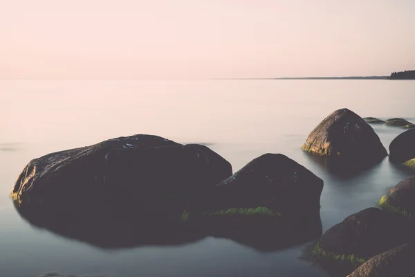 日落岩石海滩与乳白色的水复古, 复古 — 图库照片