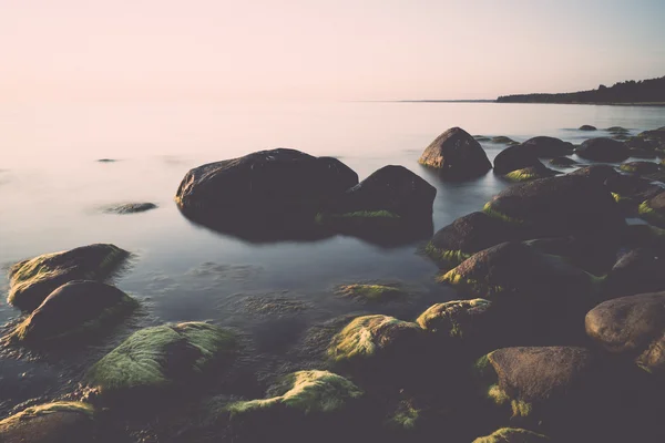 Spiaggia rocciosa al tramonto con acqua lattiginosa - retrò, vintage — Foto Stock