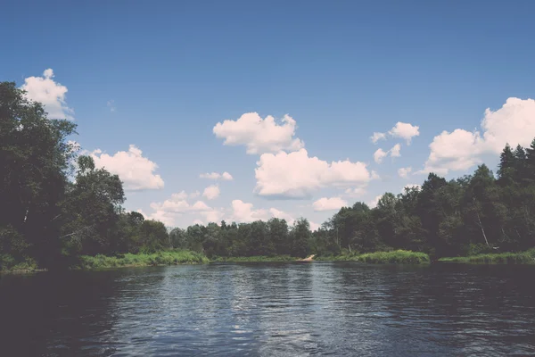 Vue pittoresque sur la rivière - rétro, vintage — Photo