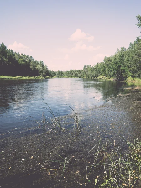 Мальовничий вид на річку - ретро, вінтажний — стокове фото