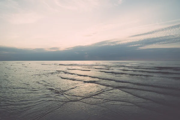 Havet med vågor före solnedgången - retro, vintage — Stockfoto