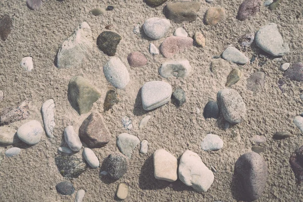 Rotsachtig strand met zand en kiezelstenen - retro, vintage — Stockfoto