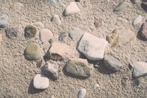 Скалистый пляж с песком и галькой - ретро, винтажный — стоковое фото