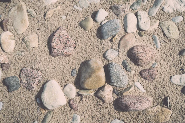 Plaża skalista z piasku i żwiru - retro, vintage — Zdjęcie stockowe