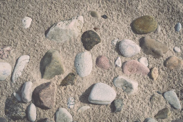 Felsstrand mit Sand und Kieselsteinen - retro, vintage — Stockfoto