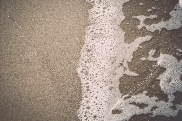 Olas de agua corriendo en la arena - retro, vintage — Foto de Stock