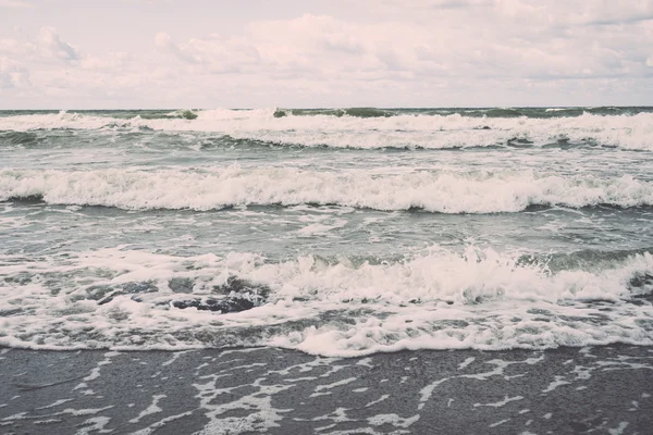 Vagues d'eau se précipitant dans le sable - rétro, vintage — Photo