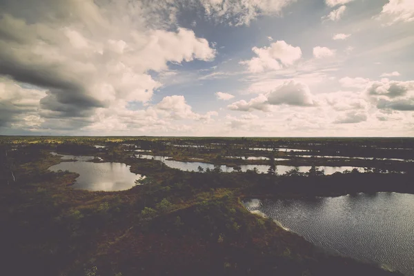 Vue sur les marais avec lacs et sentiers - rétro, vintage — Photo