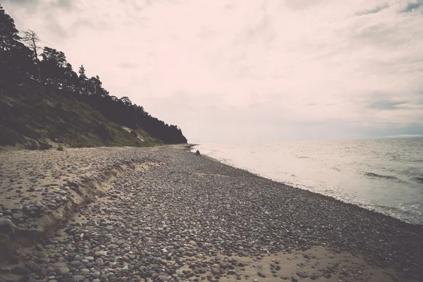Rotsachtig strand in de Baltische Zee - retro, vintage — Stockfoto