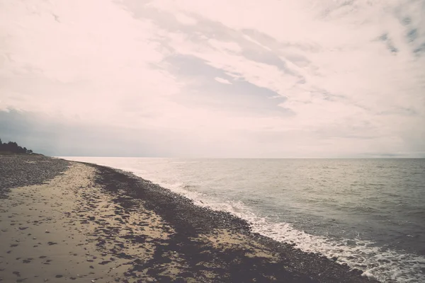 Spiaggia rocciosa nel mare baltico - retrò, vintage — Foto Stock