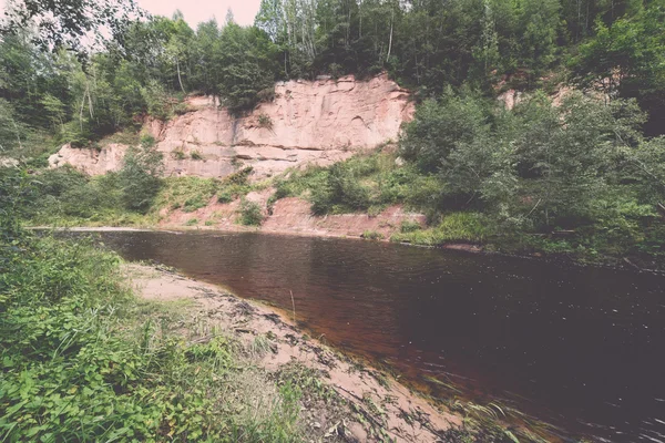 Met het oog op de berg rivier met Flowing Water stroom en sandsto — Stockfoto