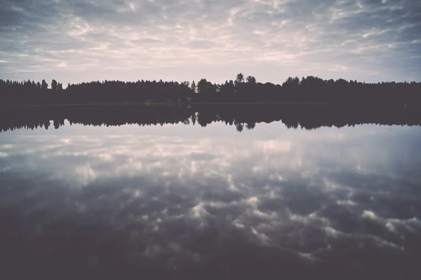 Reflejo de nubes en el lago con paseo marítimo - retro, vendimia —  Fotos de Stock