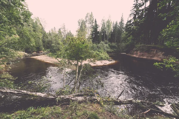Visa till floden berg med strömmande vatten ström och sandsto — Stockfoto
