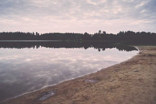 Reflexe mraků v jezeře s boardwalk - retro a vintage — Stock fotografie