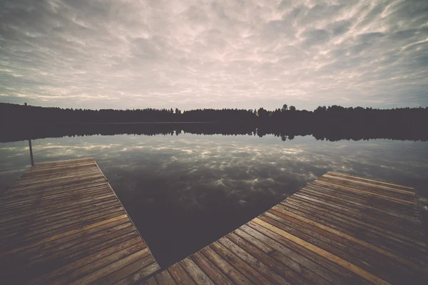 ボードウォーク - 湖に映った雲レトロ、ビンテージ — ストック写真