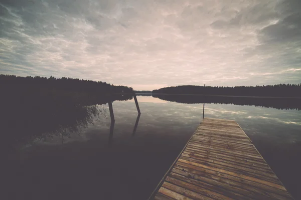 Reflektion av moln i sjön med boardwalk - retro, vintage — Stockfoto