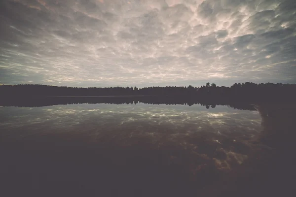 Odbicie chmur w jeziorze z promenady - retro, vintage — Zdjęcie stockowe