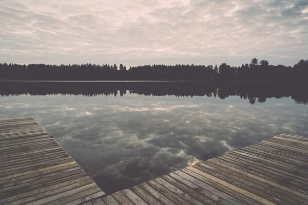 Reflektion av moln i sjön med boardwalk - retro, vintage — Stockfoto