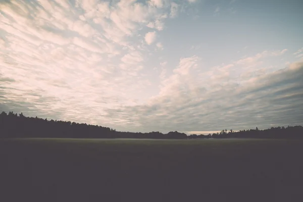 Majestuoso paisaje rural bajo el cielo de la mañana con nubes. - re —  Fotos de Stock