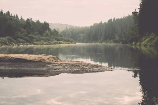 Dağ nehre Flowing su akışı ve sandsto ile göster — Stok fotoğraf