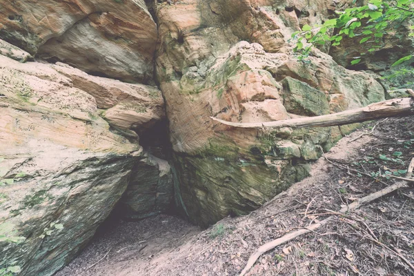 Пісковикові скелі з написами ретро, вінтажні — стокове фото