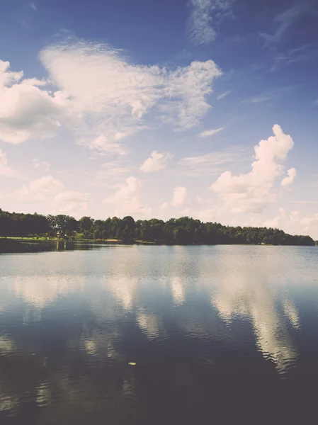 Reflet des nuages dans le lac avec promenade - rétro, vintage — Photo