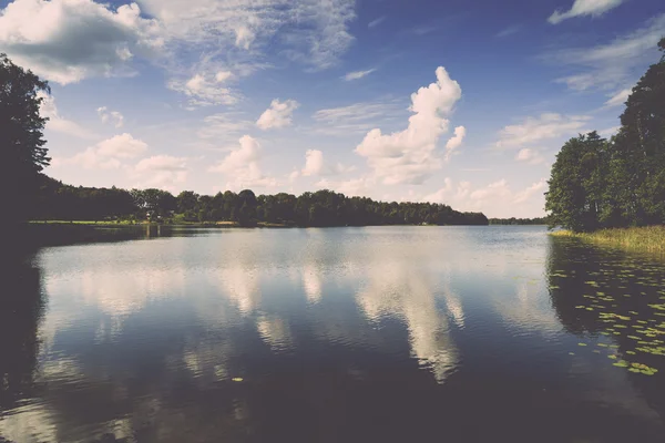 Reflejo de nubes en el lago con paseo marítimo - retro, vendimia —  Fotos de Stock