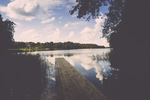 Reflejo de nubes en el lago con paseo marítimo - retro, vendimia —  Fotos de Stock