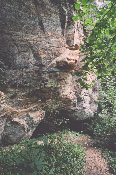 Zandstenen rotsen met inscripties - retro, vintage — Stockfoto