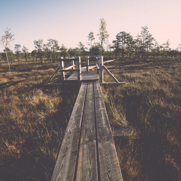 Houten wandelpad op het moeras - retro, vintage — Stockfoto