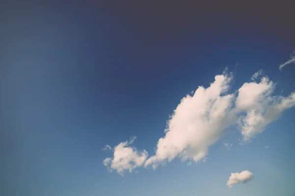 Cielo azul con primer plano de nubes - retro, vintage —  Fotos de Stock