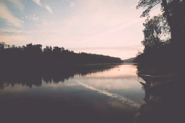 Reflejo de nubes en el lago con paseo marítimo - retro, vendimia —  Fotos de Stock