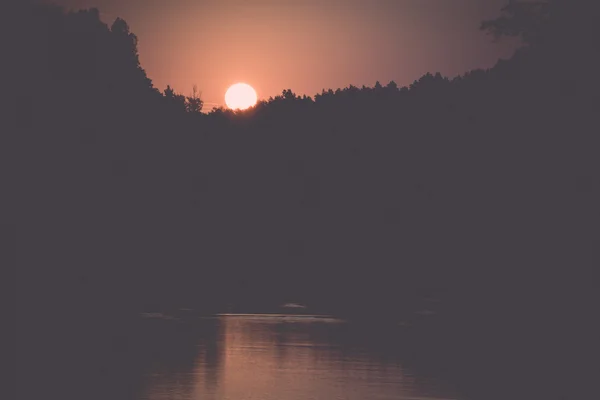 Reflexão de nuvens no lago com calçadão - retro, vintage — Fotografia de Stock